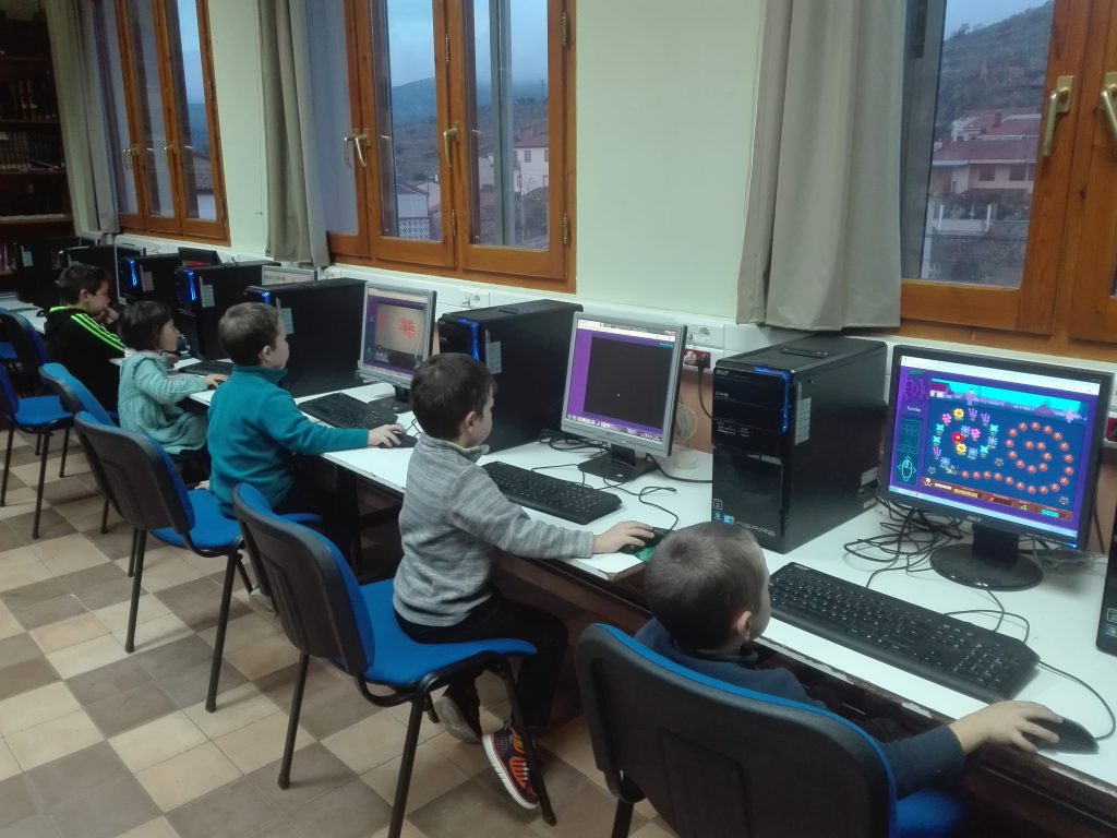Menores durante el desarrollo de la clase extraescolar de informática