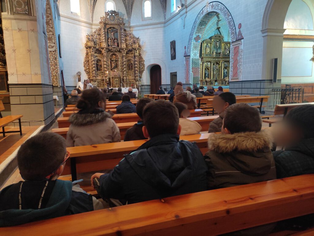 Menores en la Iglesia durante la misa en honor a San Blas