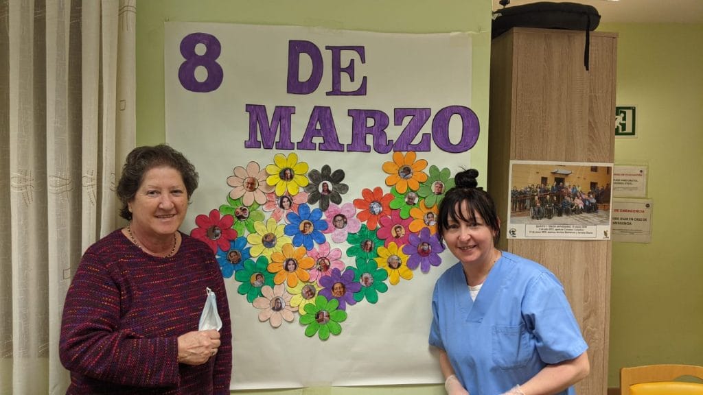 2 de nuestras compañeras celebrando el 8 de marzo en el Centro educativo y asistencial La Lonja