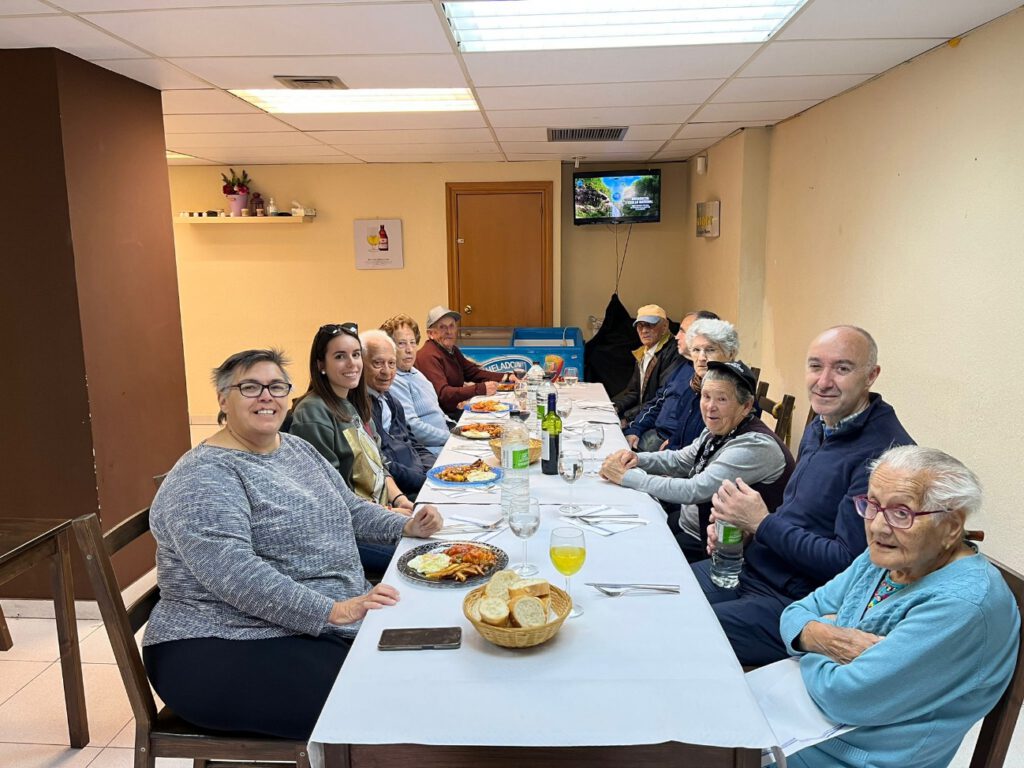 Mayores almorzando durante la excursión a Morata de Jalón
