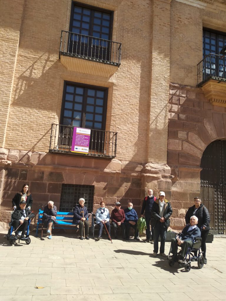 Mayores descansando en bancos durante la excursión a Morata de Jalón