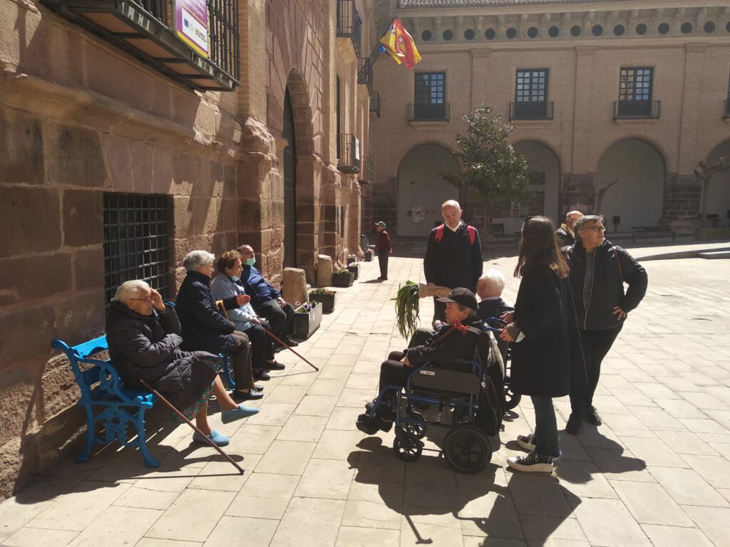 Mayores descansando en bancos durante la excursión a Morata de Jalón