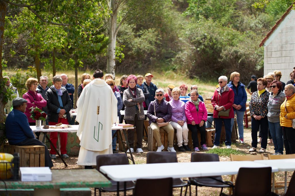 Misa realizada el día de San Isidro donde aparecen personas de Codos y de Tobed