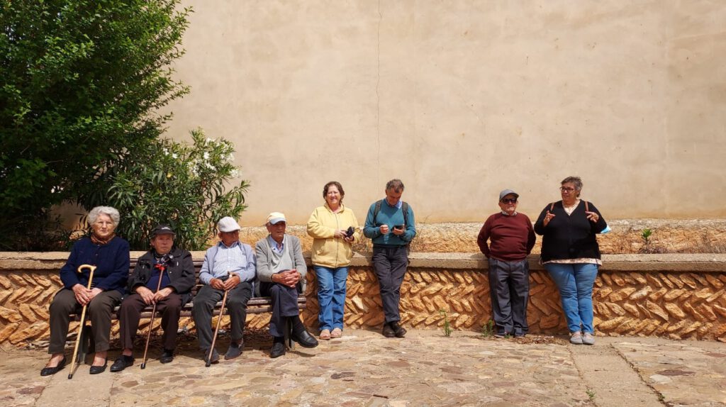 Mayores descansando en bancos durante la excursión a Cosuenda